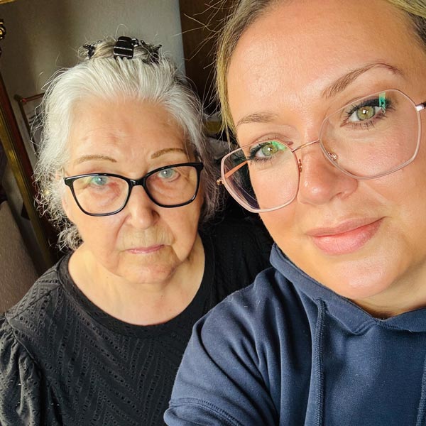 Anna und Hannelore Anna und ihre Großmutter Hannelore schauen gemeinsam in die Kamera.