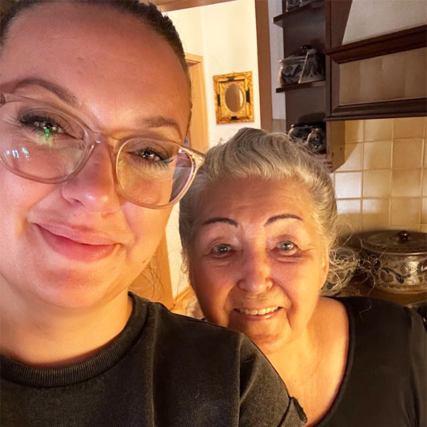 Anna und ihre Großmutter stehen gemeinsam in der Küche.