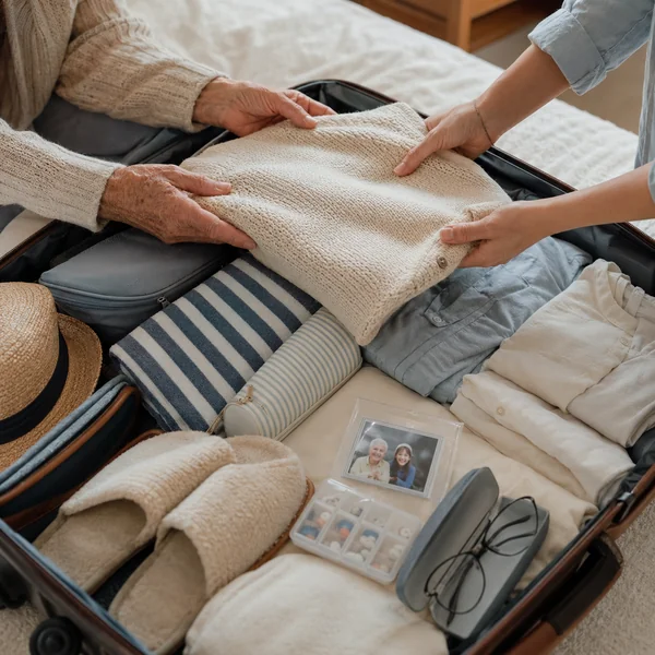 Reisen mit Demenz – Koffer packen mit Vertrautem Koffer packen für die Reise mit Demenz – vertraute Gegenstände wie Fotos und Lieblingsstücke geben Halt