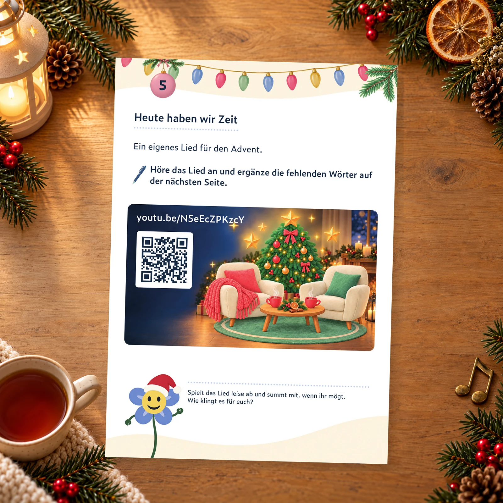 Seite aus dem HannaCare Adventskalender mit dem Lied „Heute haben wir Zeit“, QR-Code und einem weihnachtlichen Wohnzimmermotiv.